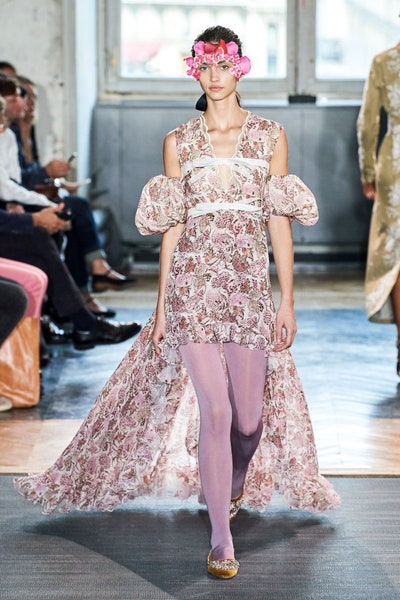 فستان من جمباتيستا فالي Giambattista Valli بطبعات الورود البنفسجية