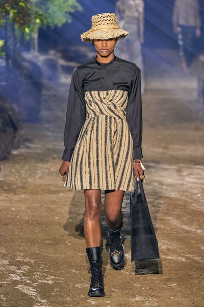 فستان مقلم أنيق من كريستيان ديور Christian Dior