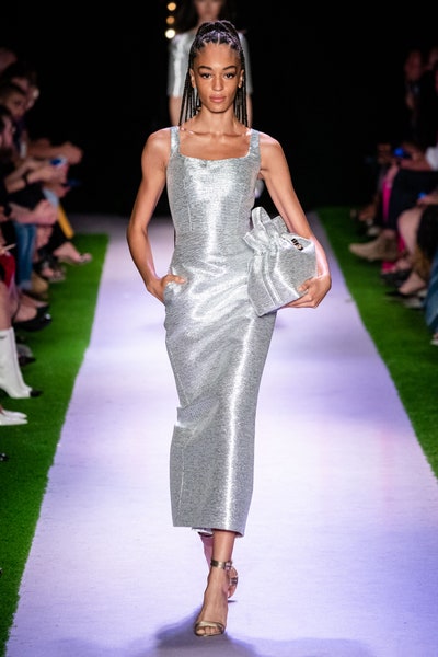 فستان ميدي بالفضي الميتاليكي من براندن ماكسويل Brandon Maxwell