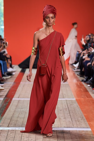 فستان ناعم أحمر من إيلي صعب Elie Saab