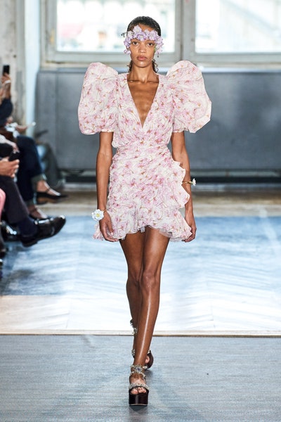 فستان أنثوي  قصير بأكمام منفوخة وتصميم بالكشاكش من جمباتيستا فالي Giambattista Valli