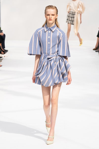 فستان قصير باللون الأزرق الباهت من كارولينا هيريرا Carolina Herrera
