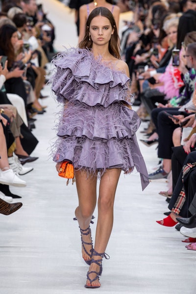 فستان قصير بالريش من فالنتينو Valentino