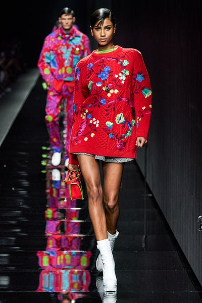 فستان قصير محبوك ومزركش بالورود من فرساتشي Versace