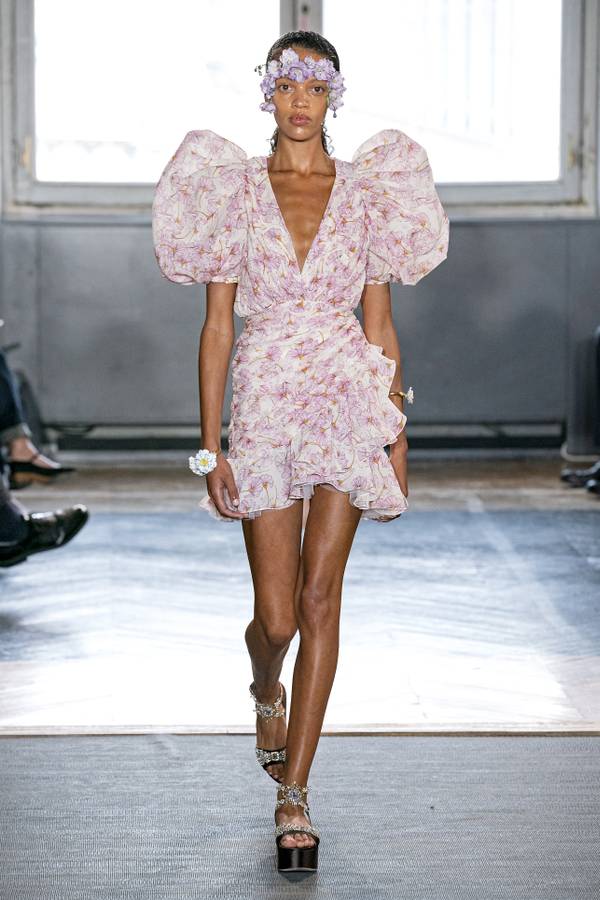 فستان قصير ناعم بطبعات الورود من جمباتيستا فالي Giambattista Valli