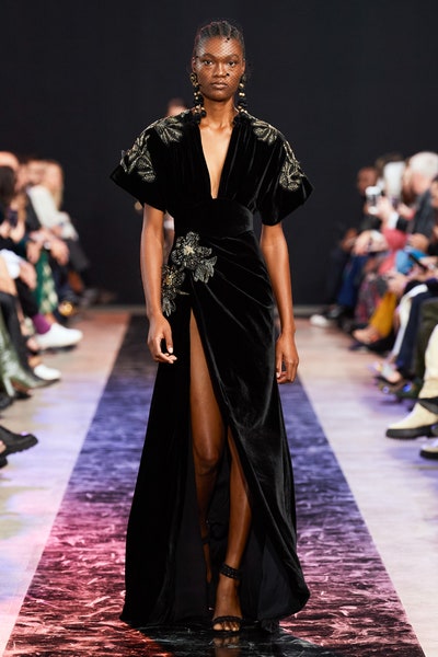 فستان راقي من المخمل الأسود والزركشات الذهبية من إيلي صعب Elie Saab