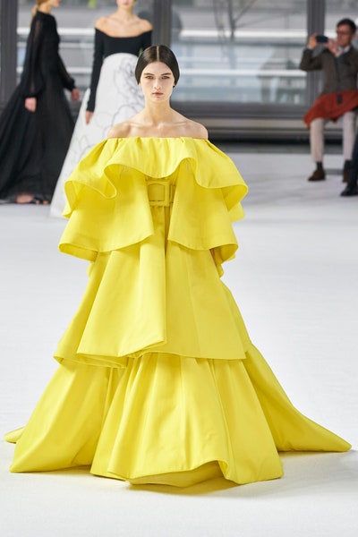 فستان أصفر حيوي راقي من كارولينا هيريرا Carolina Herrera