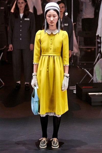 فستان أصفر مع ياقة بيضاء من غوتشي Gucci