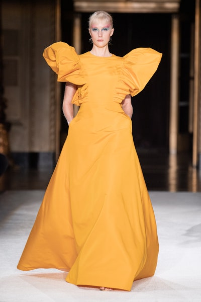 فستان سهرة بأكتاف ضخمة باللون الأصفر من كريستيان سيريانو Christian Siriano