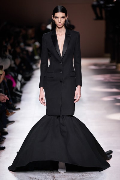 فستان سهرة بتصميم بدلة باللون الأسود من جيفنشي Givenchy