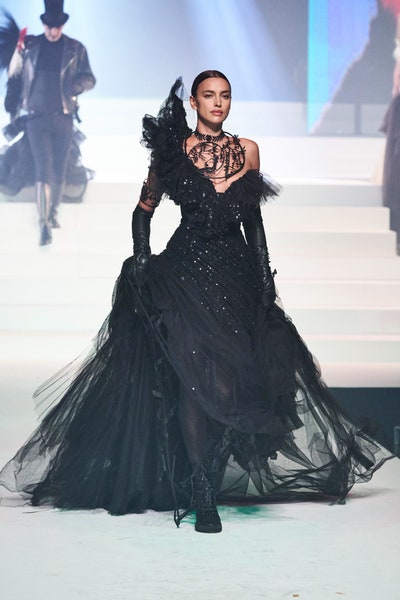 فستان سهرة كتف واحد فاخر وطويل باللون الأسود من جان بول غوتييه Jean Paul Gaultier
