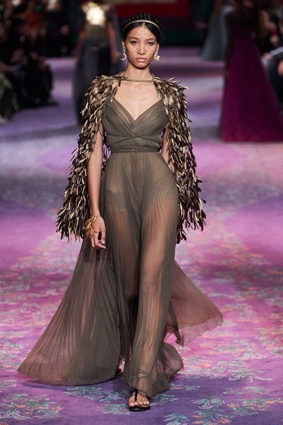 فستان سهرة مع كاب من الريش من كريستيان ديور Christian Dior