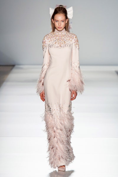 فستان سهرة ريش بلون الباستيل الوردي من رالف اند روسو Ralph&Russo