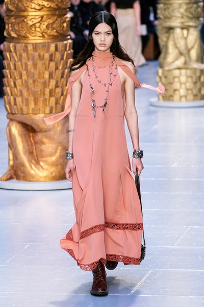  Chloe فستان طويل فضفاض بلون نيود داكن من كلوي Chloe
