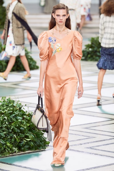فستان طويلة من الساتان من توري بورتش Tory Burch