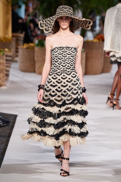 فستان وقبعة من الرافيا من أوسكار دي لا رنتا Oscar De La Renta
