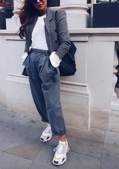 حذاء Balenciaga Triple S مع جاكيت واسعة Oversized