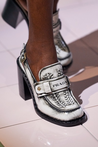 حذاء لوفر أبيض بكعب من برادا Prada
