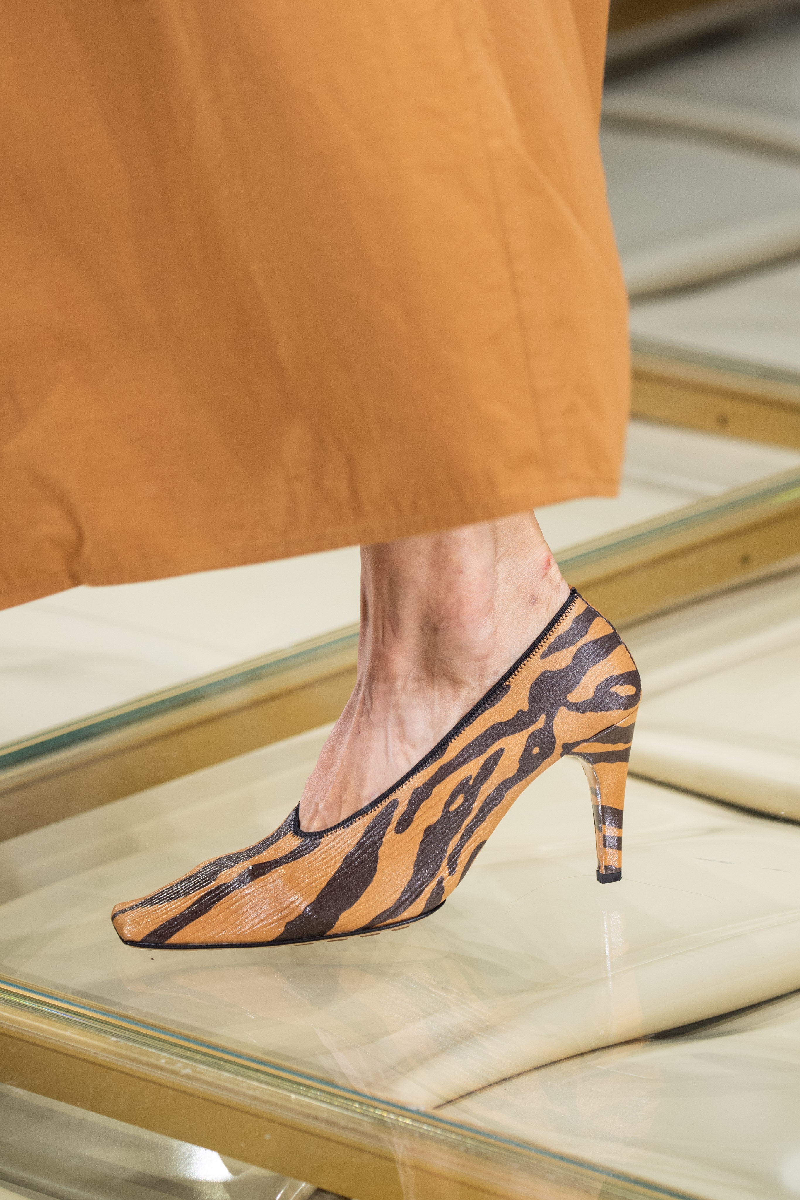 حذاء مربع من الأمام، بكعب وطبعات الفهد من بوتيغا فينيتا Bottega Veneta