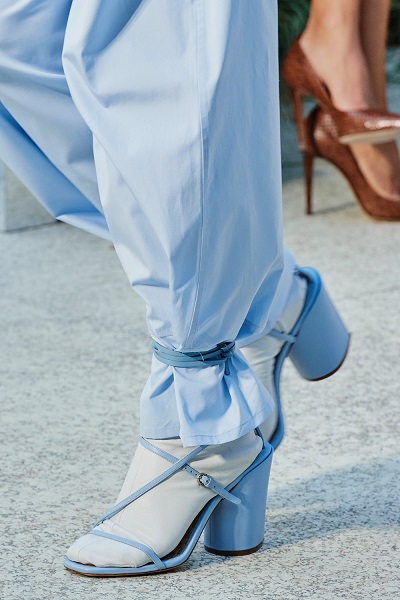 حذاء أزرق بكعب مربع من سلفاتوري فيراغامو Salvatore Ferragamo