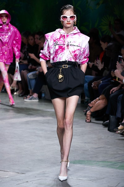 حقيبة خصر صغيرة بتصميم علاقة مفاتيح من فرساتشي Versace