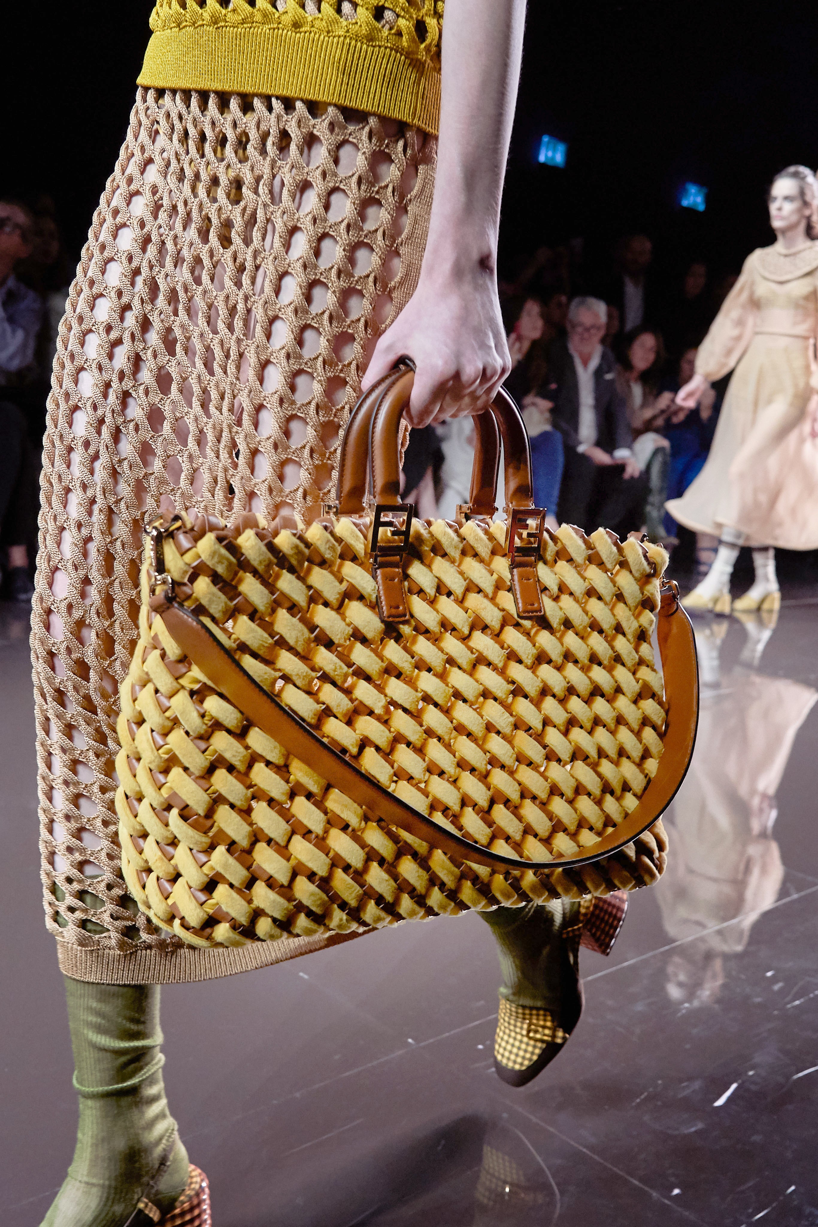 حقيبة مونوكروم باللون الأصفر والبني من فندي Fendi