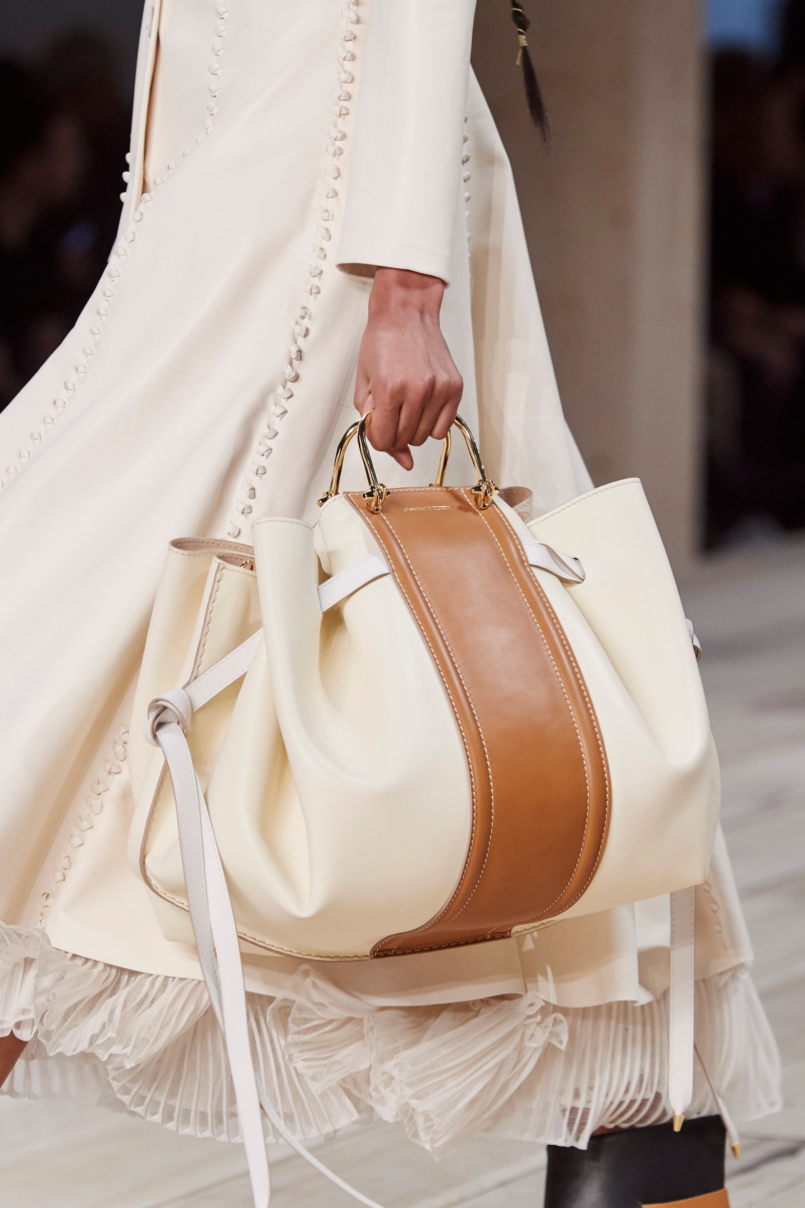 حقيبة مونوكروم بيج وكاميل من أليكساندر ماكوين Alexander McQueen