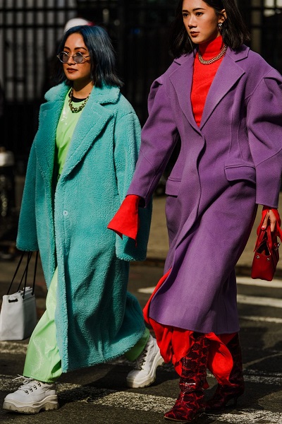 جاكيت التيدي ال oversized ضمن اطلالات الشارع في نيويورك