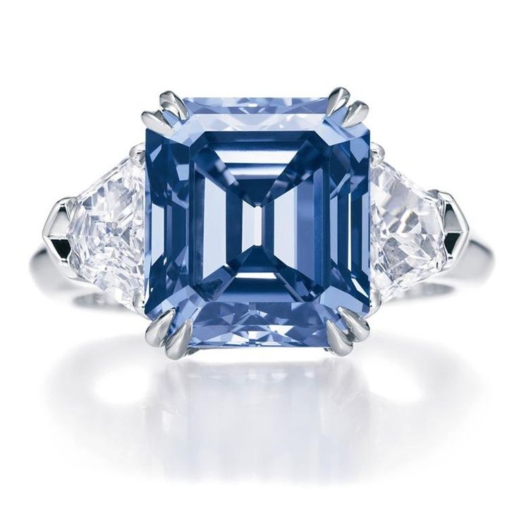 خاتم من الماس الأبيض والأزرق من هاري ونستن Harry Winston