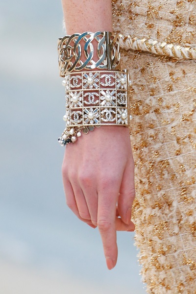 كثرة الأكسسوارات موضة لدى شانيل Chanel