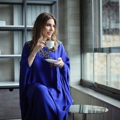 الفنانة يارا تتألق بالجلابية ذات اللون الأزرق الداكن