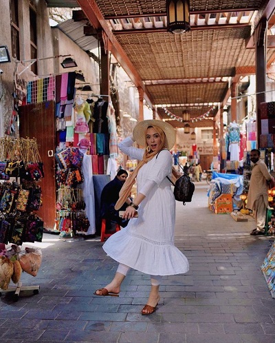المدونة سارة صبري منسقةً القبعة مع الحجاب