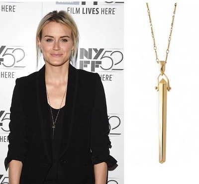 النجمة تايلور شيلينغ Taylor Schilling ترتدي سلسلة ذهب طويلة
