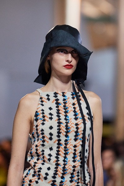 القبعات الأكسسوار الأساسي من برادا Prada