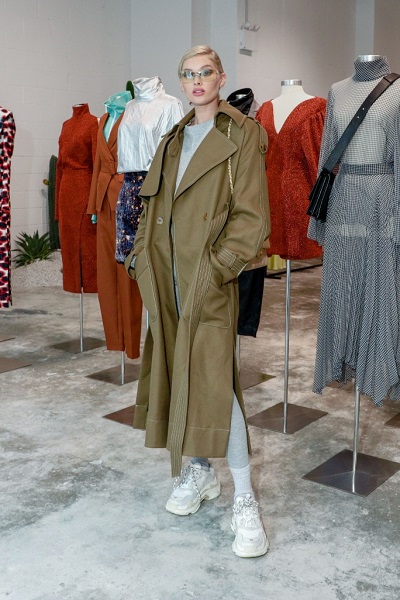 إلسا هوسك بحذاء Triple S  من بالنسياغا Balenciaga