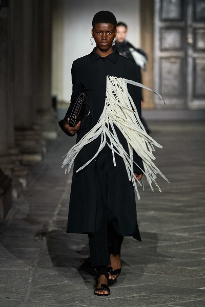 الشراريب على جاكيت من تصميم جيل ساندر Jil Sander