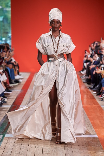 التوربان مع الفستان البيج من إيلي صعب Elie Saab
