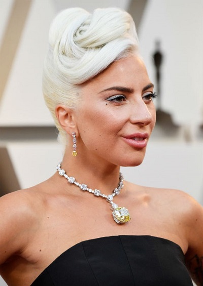 ليدي غاغا ترتدي قلادة من الماسالأبيض والأصفر من تيفاني اند كو Tiffany & Co