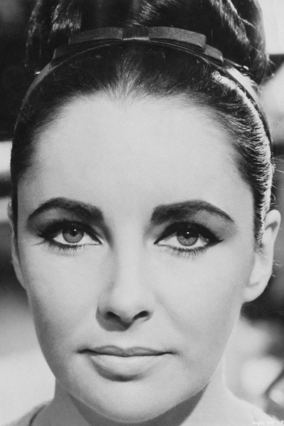اليزابيث تايلور Elizabeth Taylor بالباندا الرفيع والعقدة