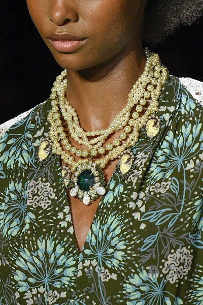 مجوهرات اللؤلؤ من آنا سوي Anna Sui
