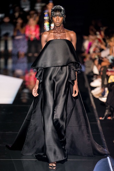 مجوهرات الشعر باللون الأسود على منصة سكياباريلي Schiaparelli