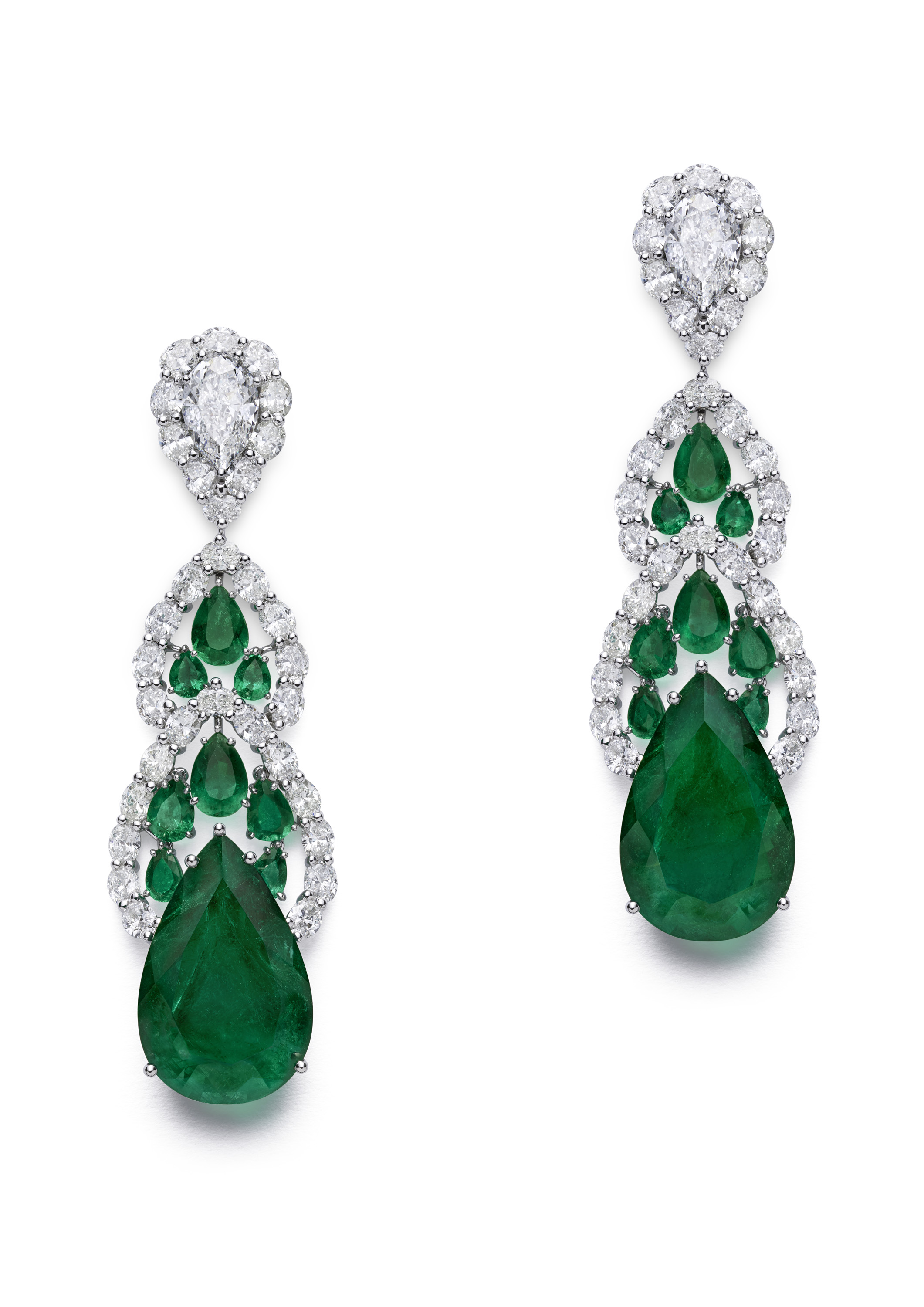 أقراط فاخرة من الماس والزمرد من شوبارد Chopard