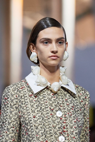 من برادا Prada أقراط كبيرة من الصدف