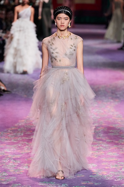 من كريستيان ديور Christian Dior تصميم بلون الباستيل خلال اسبوع الهوت كوتور الباريسي