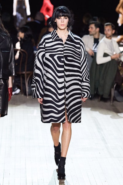 معطف بطبعات الزيبرا من مارك جايكوبس Marc Jacobs