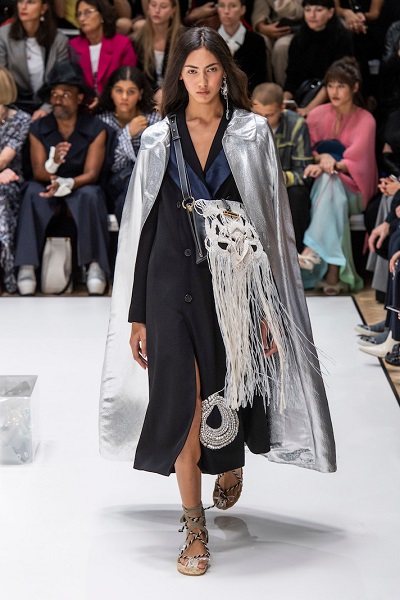معطف ميتاليك فضي من جي دبليو اندرسون JW Anderson