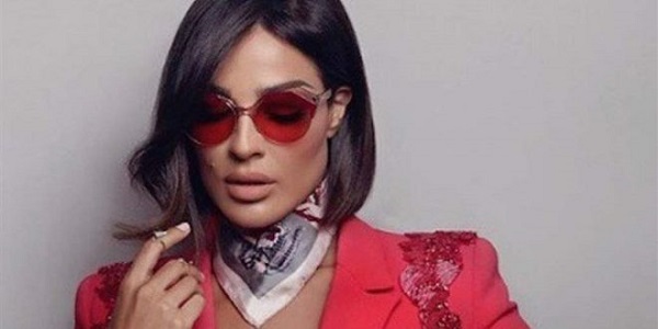 نادين نجيم من عاشقات السكار كأكسسوار مع القميص الرسمي