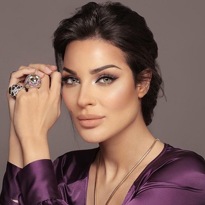 نادين نجيم مزينة أصابعها بخواتم ضخمة ملونة راقية