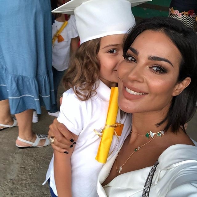 نادين نجيم ترتدي سلسلة ذهب طويلة برفقة ابنتها