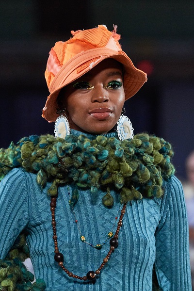 قبعة الدلو من عرض مارك جايكوبس Marc Jacobs